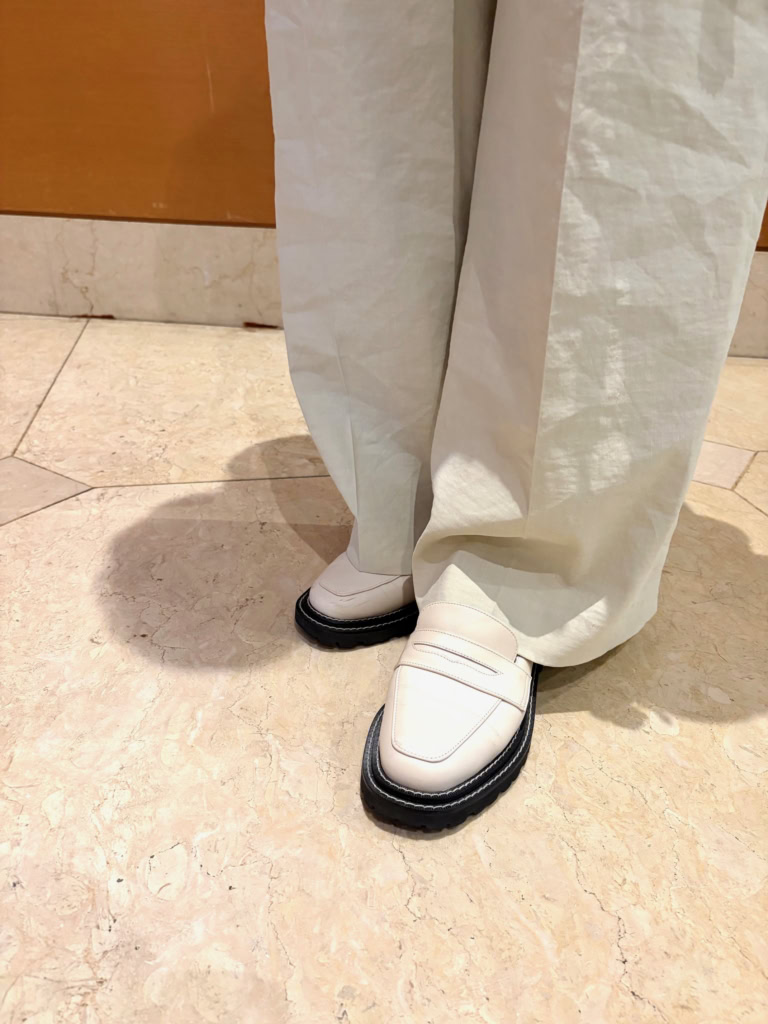 ジャケット・パンツ／ダーマコレクションシャツ／ファッションヴィレッジ、ネックレス／ヴァン クリーフ＆アーペル、グロッセ、バッグ・リング／ルイ・ヴィトン、靴／ヒルズアベニュー