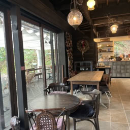 「＋h cafe kamakura」の店内