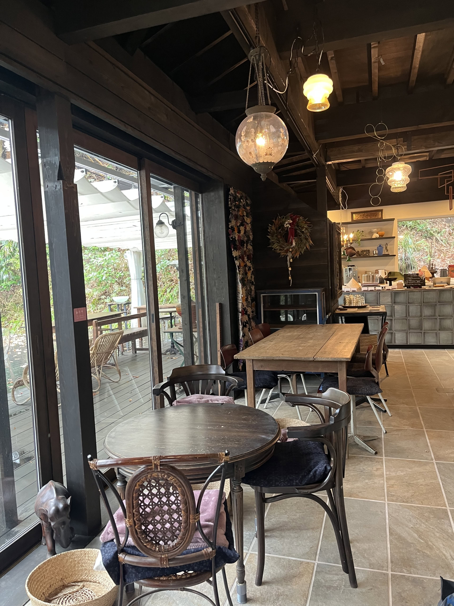 「＋h cafe kamakura」の店内