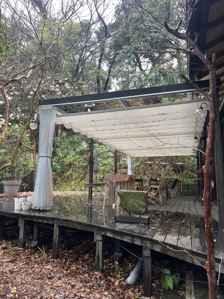 「＋h cafe kamakura」のテラス