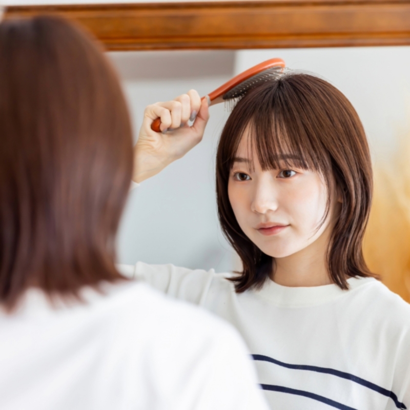 【60代ヘルスケア】湿気で髪がまとまらない…梅雨時のうねり・広がりの原因【薬剤師監修】
