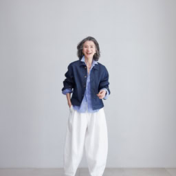 パンツ¥82,500／イントゥーカ（パラマート デザイン）、デニムジャケット¥35,200／クロ（サードマガジン）、シャツ¥47,300／フランク＆アイリーン（リトルリーグ インク）、サンダル¥80,300／トリッペン（トリッペン原宿店）、ネックレス¥39,600、イヤリング¥24,200／ともに1DKジュエリーワークス、ブレスレット¥25,300／ラ・キアーヴェ（すべてドレスアンレーヴ）