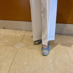 「『ZARA』のハイウエストホワイトパンツが、脚のラインを美しく見せてくれます。淡いカラーのトップスとの組み合わせもピッタリで、キラキララメ入りフラットシューズを履いてときめきをプラスしました」