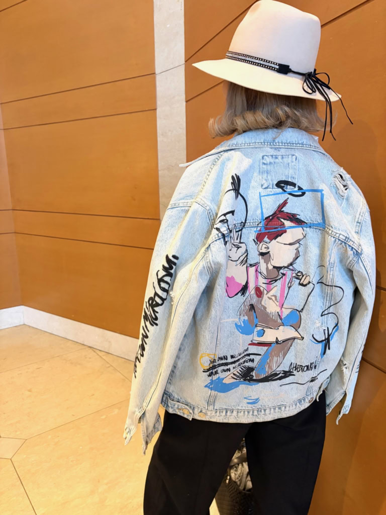 「ZARA」のメンズデニジャケを主役に。「『ZARA』は普段からメンズエリアもチェック。メンズサイズのゆったりとしたシルエットとこなれ感が好きなんです。インナーとパンツも、ともに『ZARA』のブラックで統一。シンプルにまとめることで、ジャケットとハットの個性を引き立てています」