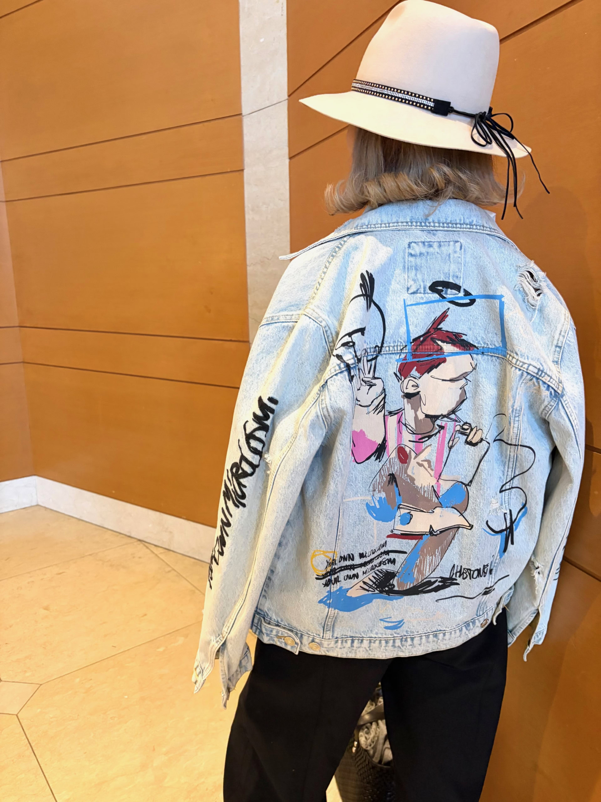 「ZARA」のメンズデニジャケを主役に。「『ZARA』は普段からメンズエリアもチェック。メンズサイズのゆったりとしたシルエットとこなれ感が好きなんです。インナーとパンツも、ともに『ZARA』のブラックで統一。シンプルにまとめることで、ジャケットとハットの個性を引き立てています」