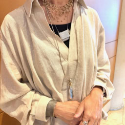 「MiRie」のネックレスとレザーリングで首元・手元にさりげないアクセントを。「首元には、3つの長さをレイヤードすることで、立体感を出しています。ここはあえてシルバーとゴールドのミックス。バッグ型のネックレスは『ココシンクスタイル』。中にメッセージを入れてお守りのように持ち歩くこともできるんですよ」