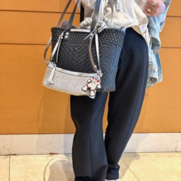 「¡CHEVERE!」の大ぶりなかごバッグと、「H&M」のキラリ光るミニバッグの2個持ちが今っぽい。「サブバッグは、かごバッグに引っかけて、アクセントに。『NINA BAGS』のキュートなバッグチャームで遊び心を取り入れて楽しんでいます！」