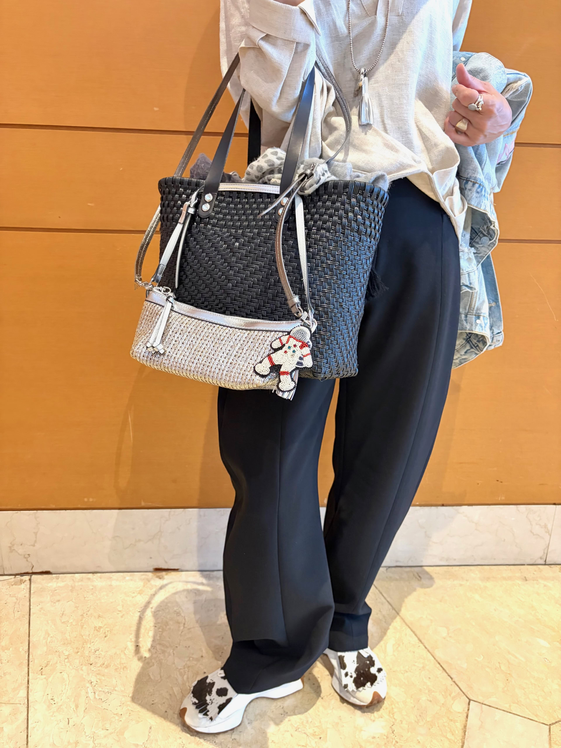 「¡CHEVERE!」の大ぶりなかごバッグと、「H&M」のキラリ光るミニバッグの2個持ちが今っぽい。「サブバッグは、かごバッグに引っかけて、アクセントに。『NINA BAGS』のキュートなバッグチャームで遊び心を取り入れて楽しんでいます！」