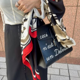 「『デルヴォー』のアイコンバッグとも言えるブリヨン。端正なフォルムとは裏腹な”Ceci n’est pas un Delvaux(これはデルヴォーではない)”と描かれたデザインは大人な遊びを感じさせ、エレガントな雰囲気に抜け感をつくれるので気に入っています」