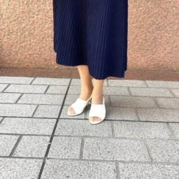 「足元はシンプルな白のサンダルに。ワンピースの色と相反するので爽やかで軽快な印象に」