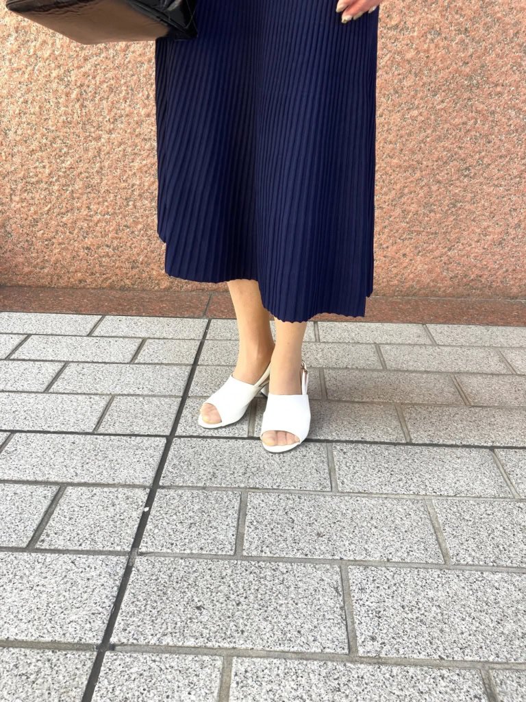 「足元はシンプルな白のサンダルに。ワンピースの色と相反するので爽やかで軽快な印象に」