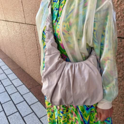 「シャーリングが斬新でかわいい『GU』のタンブリングバッグを合わせてみました。ブルゾン、バッグ、スニーカーすべてを白系の色に統一することで、ワンピースの柄が際立って爽やかな印象に」