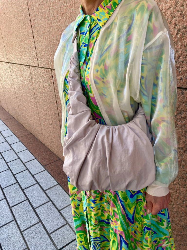 「シャーリングが斬新でかわいい『GU』のタンブリングバッグを合わせてみました。ブルゾン、バッグ、スニーカーすべてを白系の色に統一することで、ワンピースの柄が際立って爽やかな印象に」