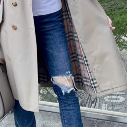 「『GAP』のダメージジーンズも正統派な『バーバリー』のチェック柄が調和してくれて、ハードになりすぎません」