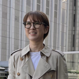 「いくつも持っているメガネは『金子眼鏡』のもの。実用性だけでなく、アクセ代わりのようにポイントにして使っています。フレームのカラーとコーデの色味を合わせて馴染ませて」