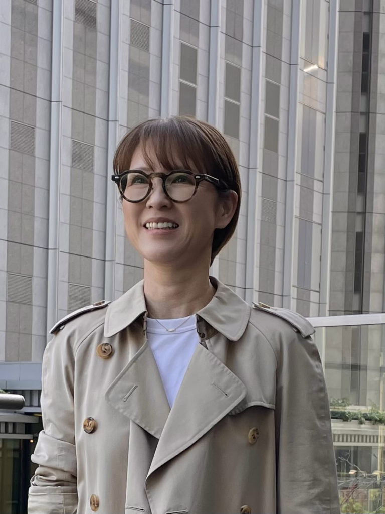 「いくつも持っているメガネは『金子眼鏡』のもの。実用性だけでなく、アクセ代わりのようにポイントにして使っています。フレームのカラーとコーデの色味を合わせて馴染ませて」