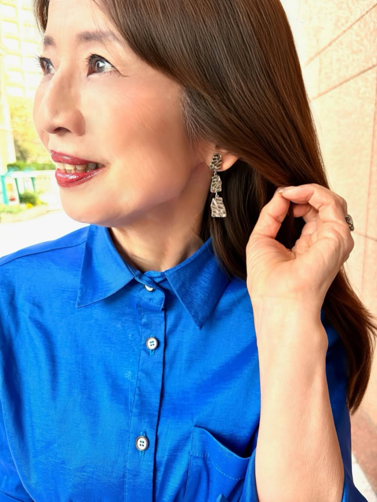 さりげなく揺れるイヤリングが、顔まわりに華やぎと動きをプラス。「主張しすぎず、でも存在感があり、ブルーの鮮やかさに負けないようなデザインのものを付けました。シルバーの質感がかわいいんです!」