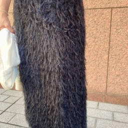 「細やかなフリンジの揺れ感が優美でドレスライクな装いへと後押ししてくれます。タイトなシルエットですが、ウエストゴムで楽ちんな履き心地なのもお気に入りのポイントです」