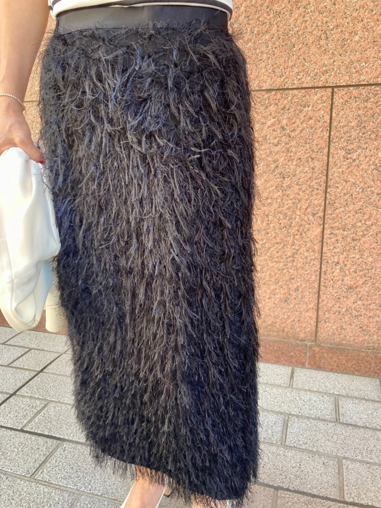 「細やかなフリンジの揺れ感が優美でドレスライクな装いへと後押ししてくれます。タイトなシルエットですが、ウエストゴムで楽ちんな履き心地なのもお気に入りのポイントです」