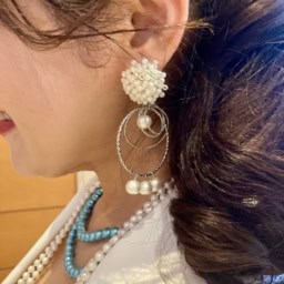 コットンパールとフープデザインの大ぶりなピアスだけでなく、ロングネックレス・ターコイズのネックレスを重ね付け。「『fabulous』のコットンパールは、華やかなのに絶妙な存在感を出してくれます」