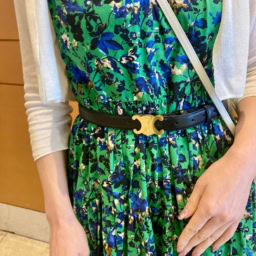 「ERDEM」のグリーンとブルーのボタニカル柄ワンピース。「ハリのある素材のスカートライン。ストレートの骨格的に、ワンピはベルトでウエストマークをすると形がきれいに見えるので、ベルトは必須アイテムですね。『セリーヌ』なら、どんなスタイルにも合わせやすいので、ひとつあると便利です」