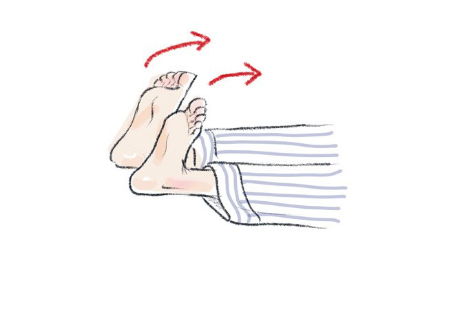 両足に力を入れ5秒キープ