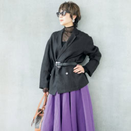 ジャケット¥39,600／エリオポール（エリオポール代官山）、カットソー¥19,800／ヌエ バイ ニアーニッポン（ニアー）、スカート¥55,000 ／ オブリオ、ベルト¥42,900／J＆М デヴィッドソン（J＆М デヴィッドソン カスタマーセンター）、バッグ¥272,800／モワナ（モワナ 伊勢丹新宿店）、靴¥185,900/ピエール アルディ（ピエール アルディ 東京）、サングラス¥49,500／プロポ（プロポデザイン）、ピアス¥34,100、リング¥34,650／ともにプリュイ（プリュイ トウキョウ）