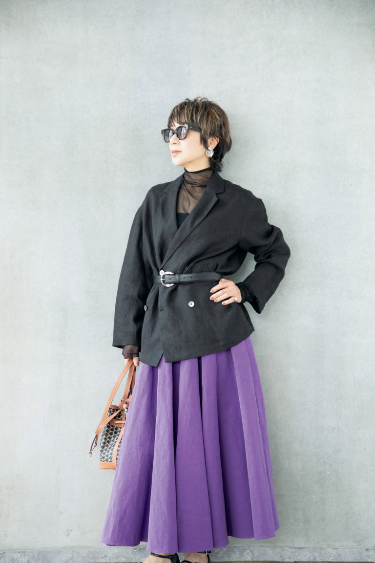 ジャケット¥39,600/エリオポール(エリオポール代官山)、カットソー¥19,800/ヌエ バイ ニアーニッポン(ニアー)、スカート¥55,000 / オブリオ、ベルト¥42,900/J&М デヴィッドソン(J&М デヴィッドソン カスタマーセンター)、バッグ¥272,800/モワナ(モワナ 伊勢丹新宿店)、靴¥185,900/ピエール アルディ(ピエール アルディ 東京)、サングラス¥49,500/プロポ(プロポデザイン)、ピアス¥34,100、リング¥34,650/ともにプリュイ(プリュイ トウキョウ)