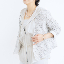 ジャケット¥89,100 ／エブール（リトルリーグ インク）、ブルゾン¥48,400、カットソー¥13,200、パンツ¥29,700／すべてセオリーリュクス（リンク・セオリー・ジャパン）、ネックレス¥421,300、ブレスレット¥234,300／ともにシャルロット シェネ（シャルロット シェネ 青山店）