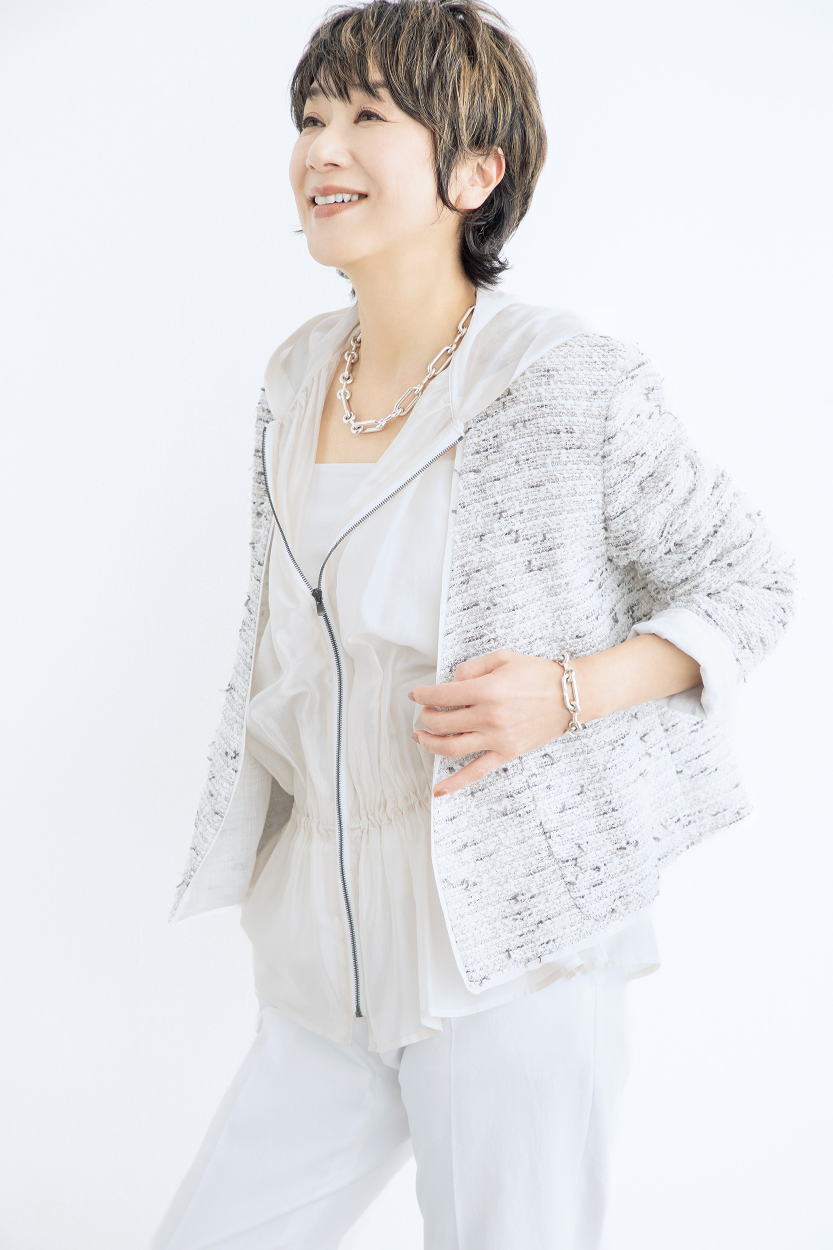 ジャケット¥89,100 /エブール(リトルリーグ インク)、ブルゾン¥48,400、カットソー¥13,200、パンツ¥29,700/すべてセオリーリュクス(リンク・セオリー・ジャパン)、ネックレス¥421,300、ブレスレット¥234,300/ともにシャルロット シェネ(シャルロット シェネ 青山店)