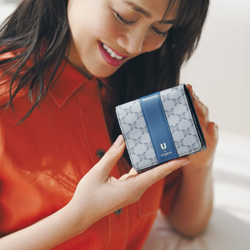 【60代ファッション】大人の装いに華やぎをプラスするバッグ&お財布4選!「Ubyungaro(ユーバイウンガロ)」のパピヨンシリーズに注目!【モデル・前田典子さん】