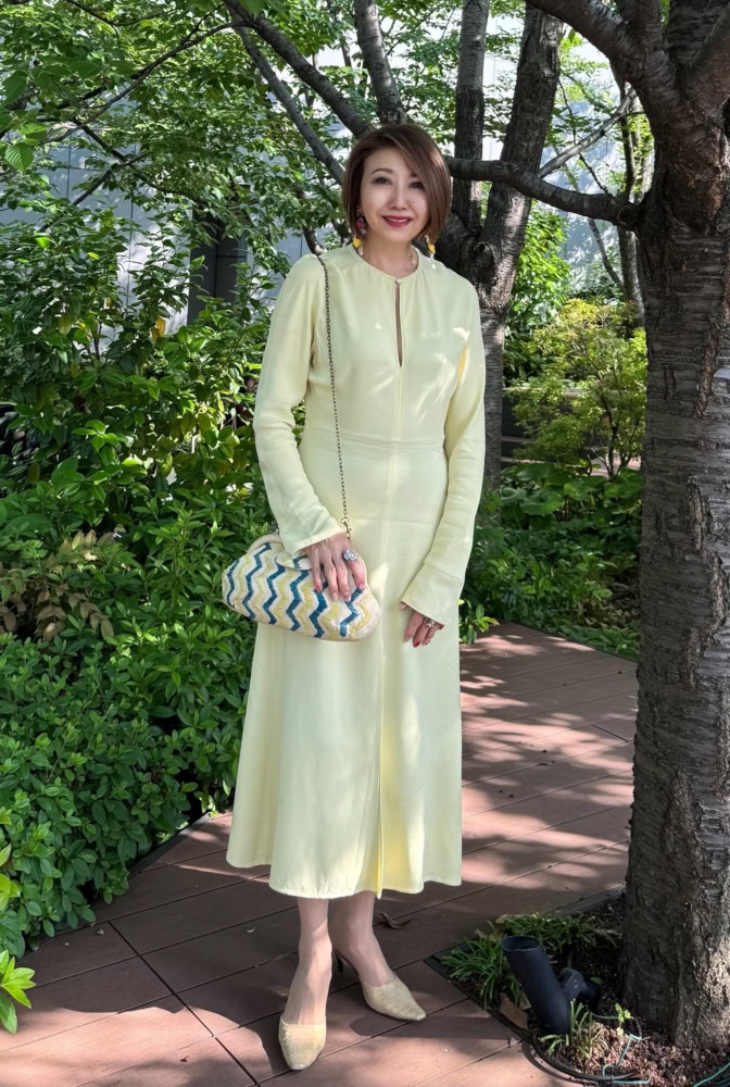 【60代街角スナップ】今年の春はイエローで決まり!「フォルテフォルテ」叶える60代の春色エレガンススタイル