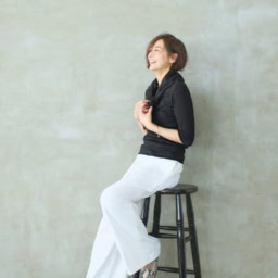 パンツ¥41,800／エンダレンス、ニット¥25,300／ブラミンク（ブラミンク トーキョー）、スカーフ¥9,900／プロタゴニスタ（アマン）、ピアス¥38,500、バングル¥105,600／ともにヒロタカ（ヒロタカ 表参道ヒルズ）、靴¥35,200／ペリーコ サニー（アマン）
