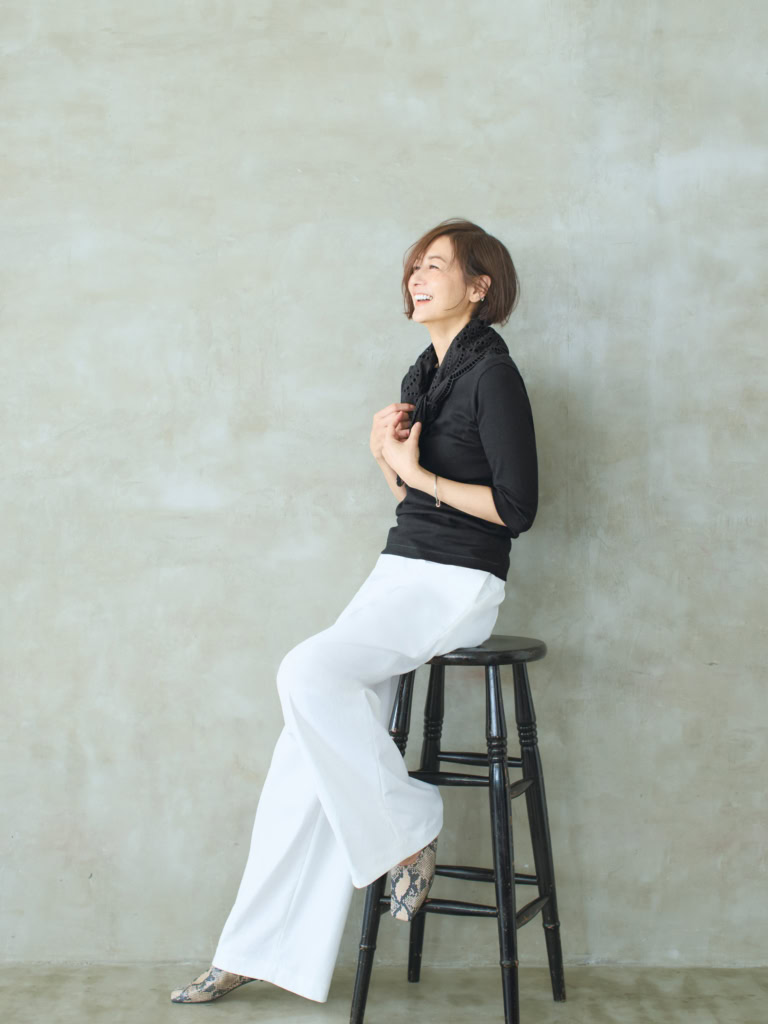 パンツ¥41,800／エンダレンス、ニット¥25,300／ブラミンク（ブラミンク トーキョー）、スカーフ¥9,900／プロタゴニスタ（アマン）、ピアス¥38,500、バングル¥105,600／ともにヒロタカ（ヒロタカ 表参道ヒルズ）、靴¥35,200／ペリーコ サニー（アマン）