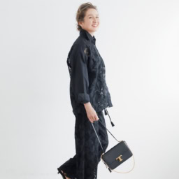 シャツ¥127,600、パンツ¥121,000／ともにエルマンノ フィレンツェ（ウールン商会）、中に着たキャミソール¥14,300／マサコテラニシ（アプレドゥマン）、ピアス¥462,000／シンティランテ（イセタンサローネ 東京ミッドタウン）、バッグ¥333,300／トッズ（トッズ・ジャパン）、シューズ¥179,300／セルジオ ロッシ（セルジオ ロッシ ジャパン カスタマーサービス）
