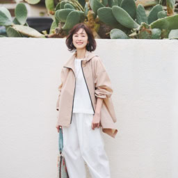 パーカ¥82,500／アドーア、ニット¥7,990／アンフィーロ（オンワード樫山）、パンツ¥13,000／プラステ、ネックレス¥11, 660／アドラル（ズットホリック）、イヤリング¥8,640／アビステ、バッグ¥16,610／ ザ・ジャクソンズ（アッシュ・ペー・フランス）、スニーカー¥10,890／コンバース（コンバースインフォメーションセンター）