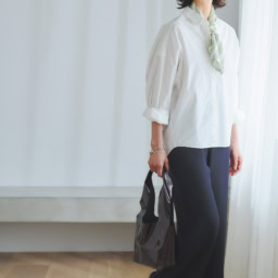 シャツ¥14,300／ソージュ（ソージュ オンラインストア）、パンツ¥8,990／アンフィーロ、靴¥15,990／ステッピ（ともにオンワード樫山）、スカーフ¥38,500／ラプレスティックウィンストン（トゥモローランド）、イヤリング¥ 8,800／アビステ、ブレスレット¥79,860 ／バブルス（ズットホリック）、バッグ ¥68,200／ドメスティック（アッシュ・ペー・フランス）