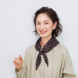 ワンピース¥48,400、スカーフ¥11,000/ともにネストローブ(ネストローブ 表参道店) イヤリング¥3,300/ダナエ∴(ススプレス) リング¥28,600/プラウ