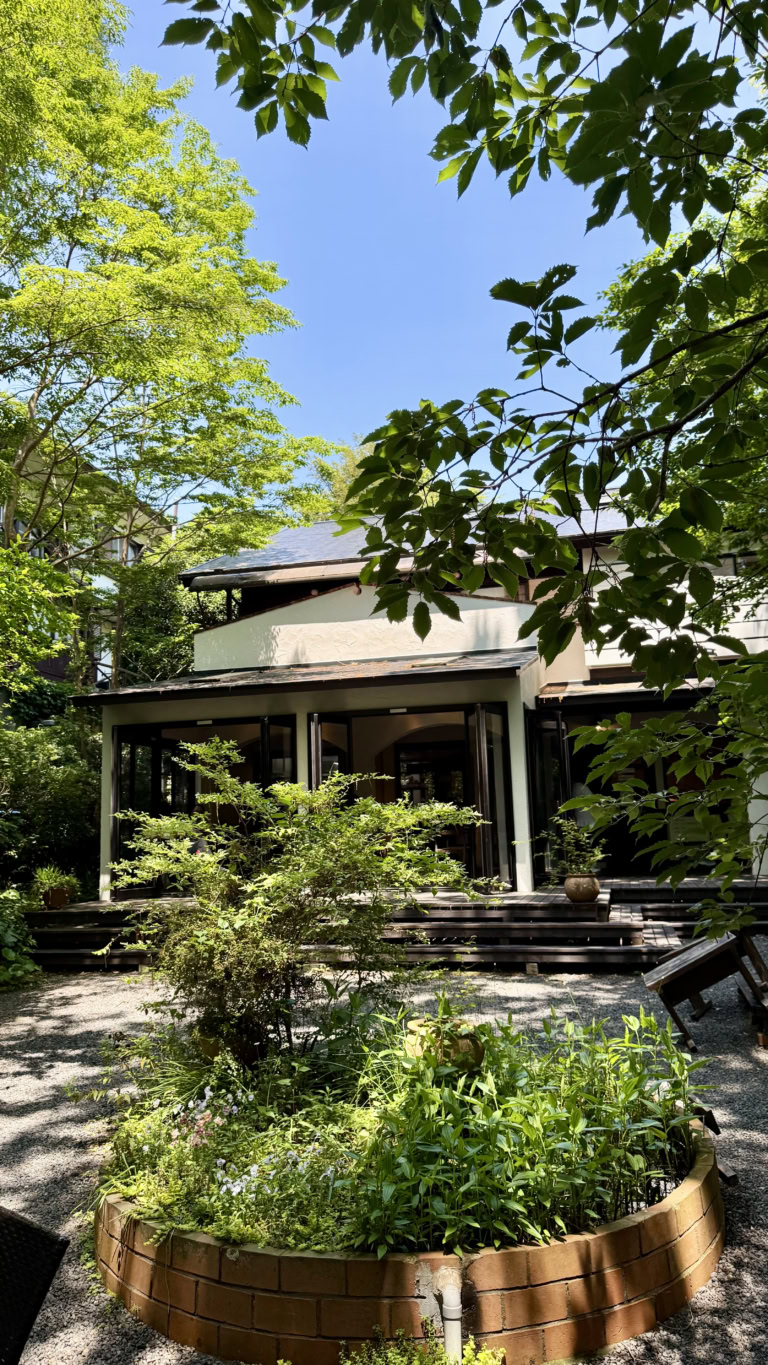 中庭から見たお店の様子