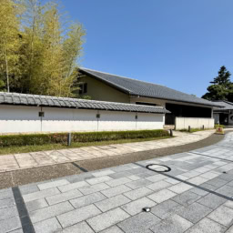 この白壁に囲まれた建物の中にスパがあります。写真の奥に見える建物内は公式協議対応の「赤沢ボウル」温泉の合間に、ボーリング、みんなでしたら楽しそう