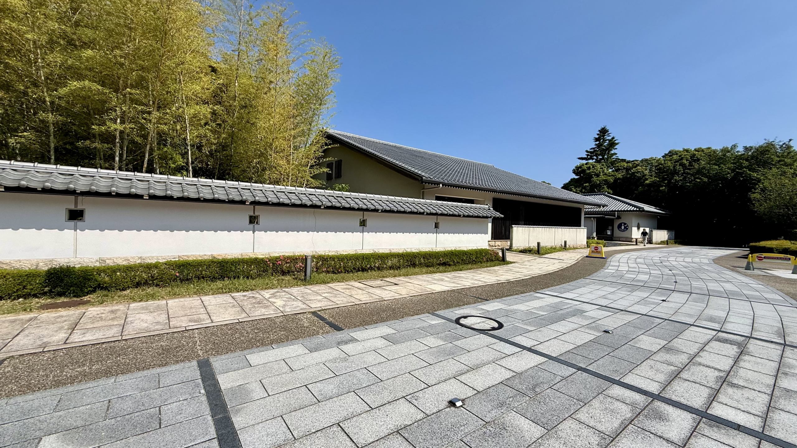 この白壁に囲まれた建物の中にスパがあります。写真の奥に見える建物内は公式協議対応の「赤沢ボウル」温泉の合間に、ボーリング、みんなでしたら楽しそう