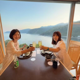 伊豆の夕暮れ時のレストランで