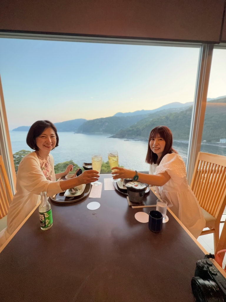 伊豆の夕暮れ時のレストランで