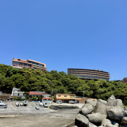 赤沢漁港から見た赤沢温泉ホテルと日帰り温泉