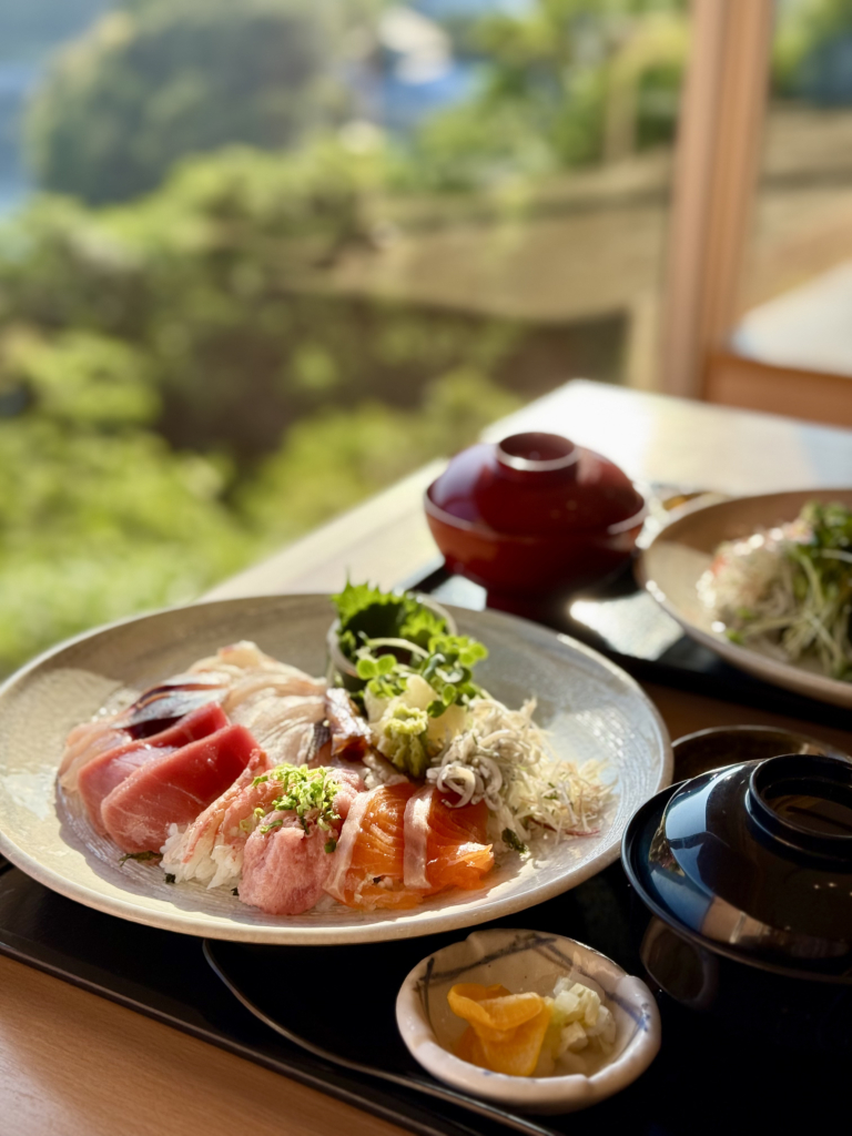 2日目のランチは、日帰り温泉施設内のレストラン「湯羅」で