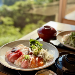 2日目のランチは、日帰り温泉施設内のレストラン「湯羅」で