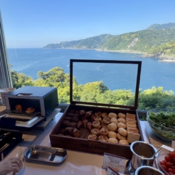 朝食はブッフェ。朝の海も美しい