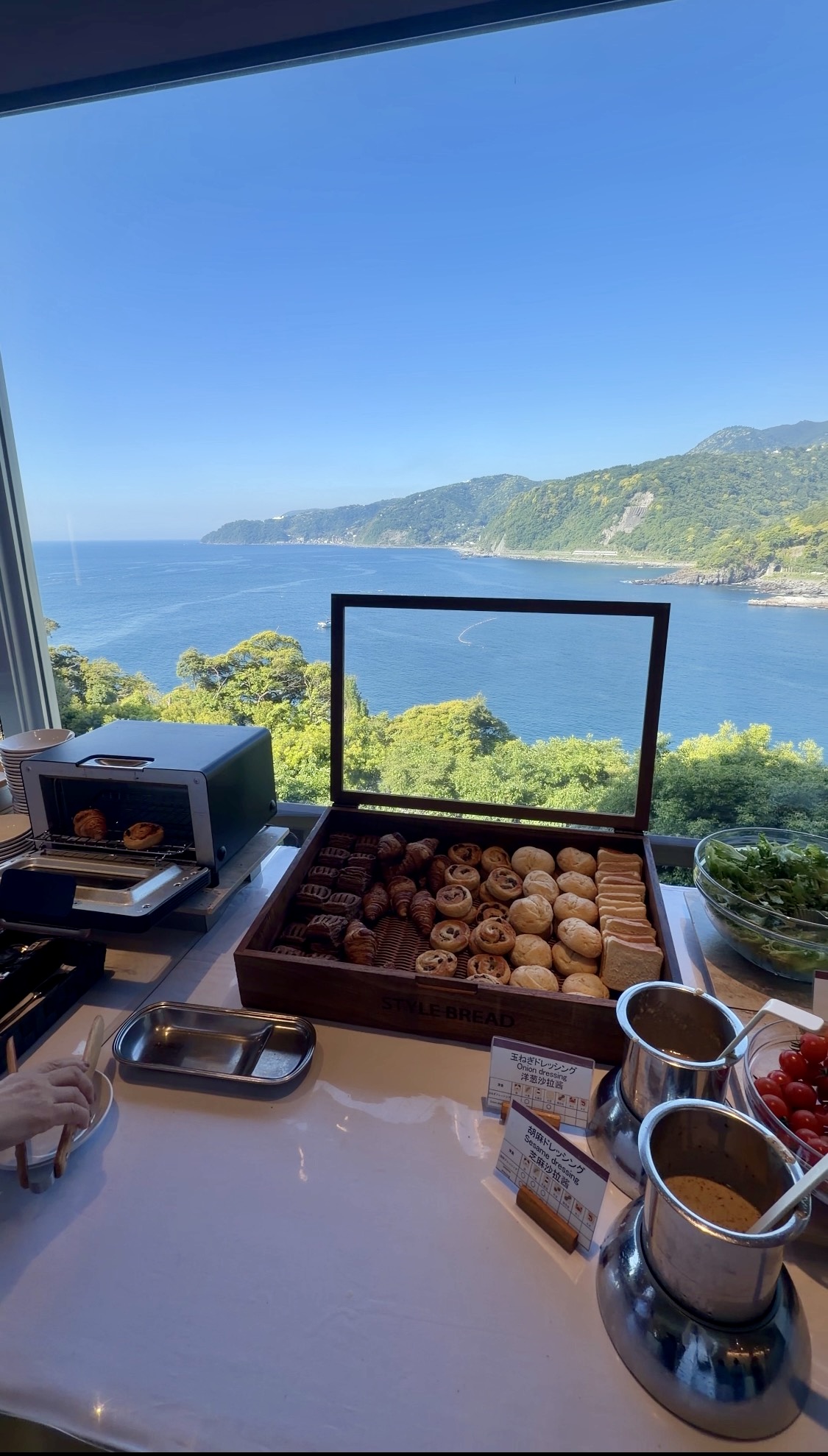 朝食はブッフェ。朝の海も美しい
