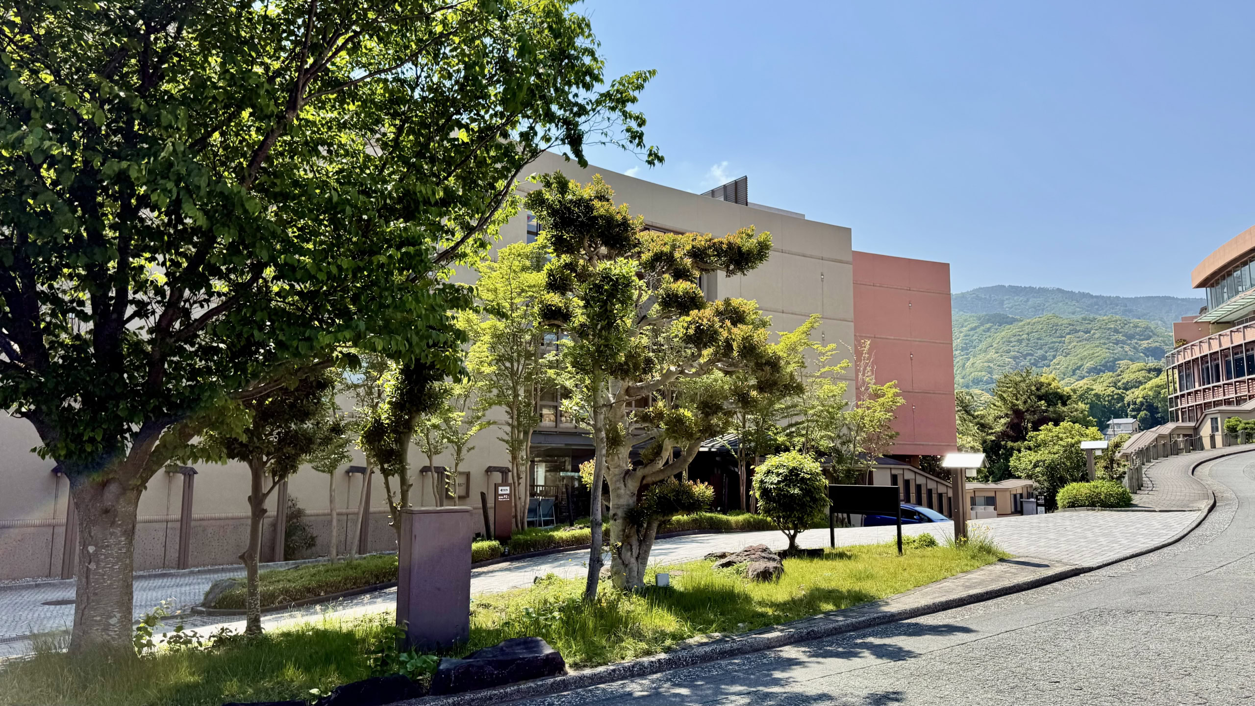 赤沢温泉ホテル・右手の建物は日帰り温泉