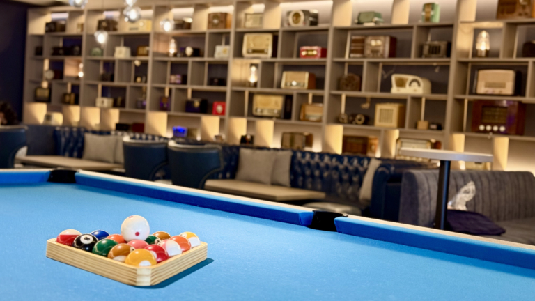 「DEEP SEA　LOUNGE」は大人っぽい雰囲気ですが家族連れで楽しんでいる姿も多かったです